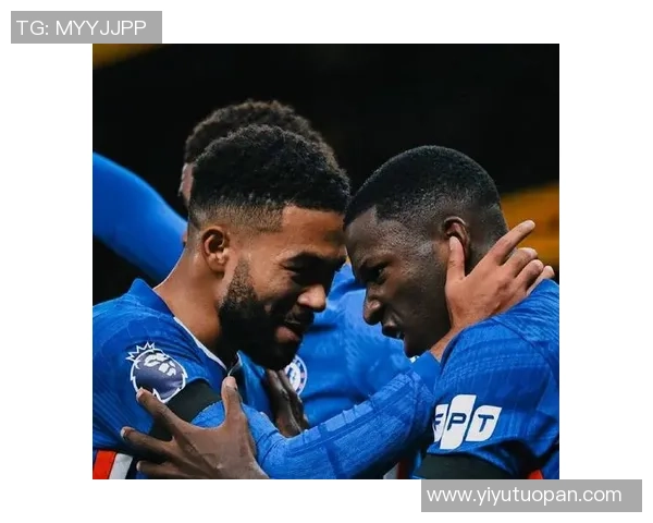 足球巨星赛后激动亲吻球迷引发全场热议温情瞬间感动无数人